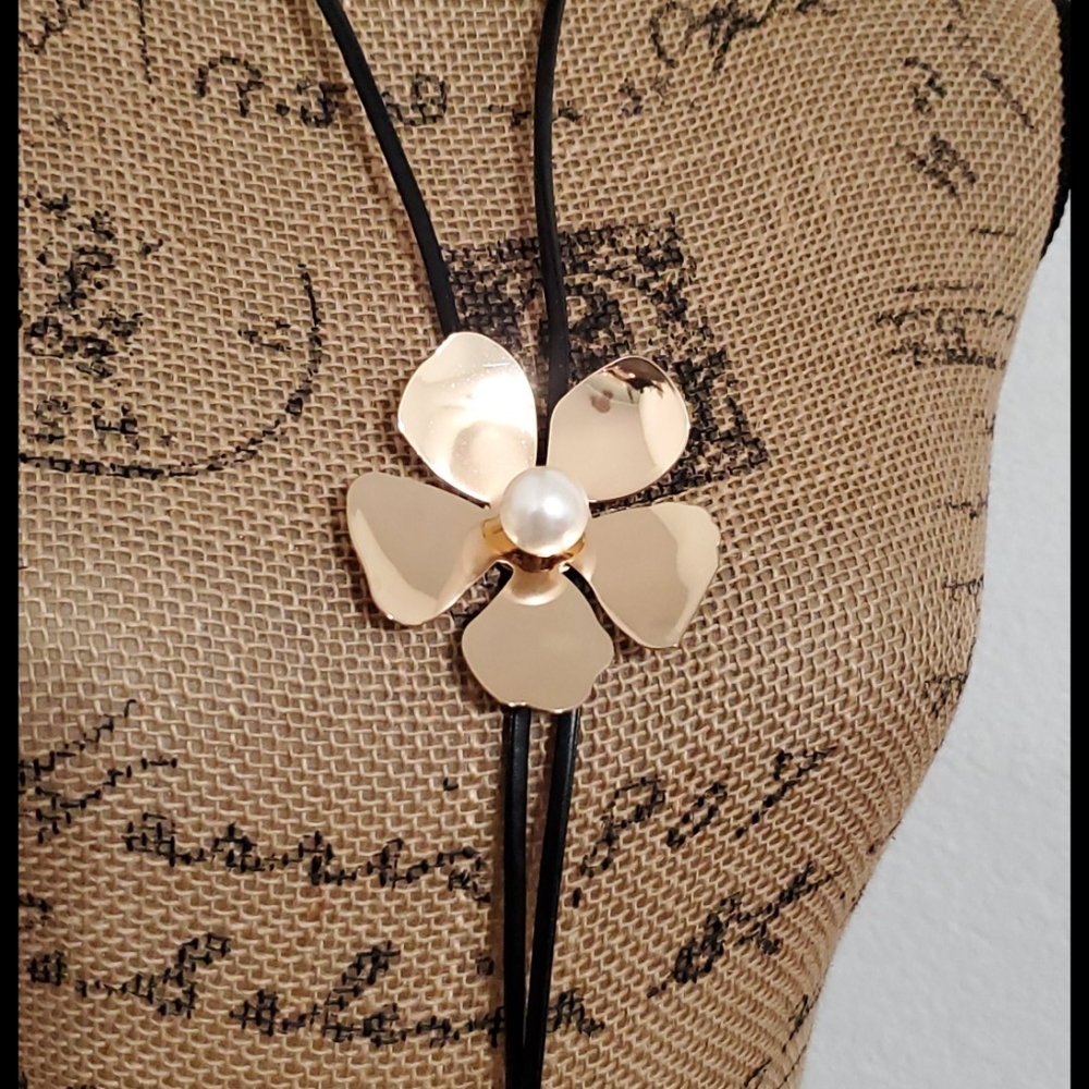Oversize goldtone flower daisy on a lariat faux pearl center Tropical statement